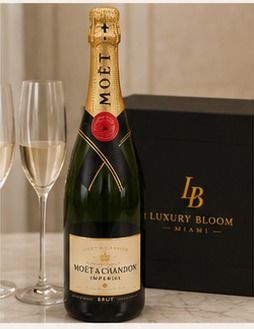 Bottle of Moët & Chandon champagne beside a Luxury Bloom 305 gift box