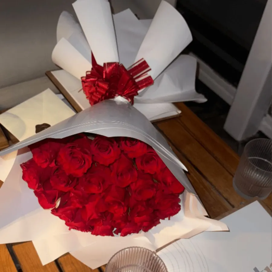 Red romance - Un bouquet clásico y elegante de rosas rojas frescas, envuelto en papel blanco para un acabado limpio y sofisticado. Diseñado para expresar amor, admiración y emociones auténticas con sencillez y buen gusto. Precios: • 25 rosas — desde $99 • 50 rosas — desde $149 • 100 rosas — desde $249