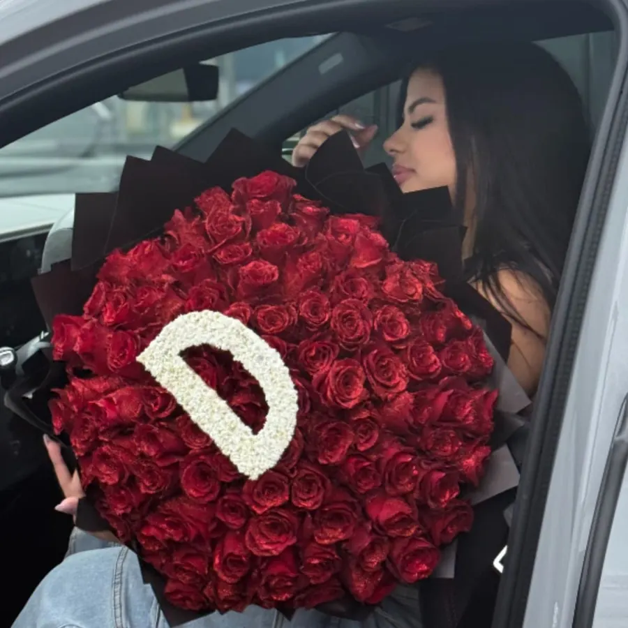 Signature Initial Bouquet - Un bouquet elegante de rosas rojas frescas con una inicial personalizada en el centro, diseñada a elección del cliente. Un detalle exclusivo que transforma un regalo clásico en una pieza única, pensada para celebrar vínculos reales con carácter y distinción. Ideal para aniversarios, cumpleaños y ocasiones donde el nombre importa. Precios (inicial incluida): • 50 rosas — $189 • 75 rosas — $229 • 100 rosas — $279 Delivery disponible el mismo día en Miami.